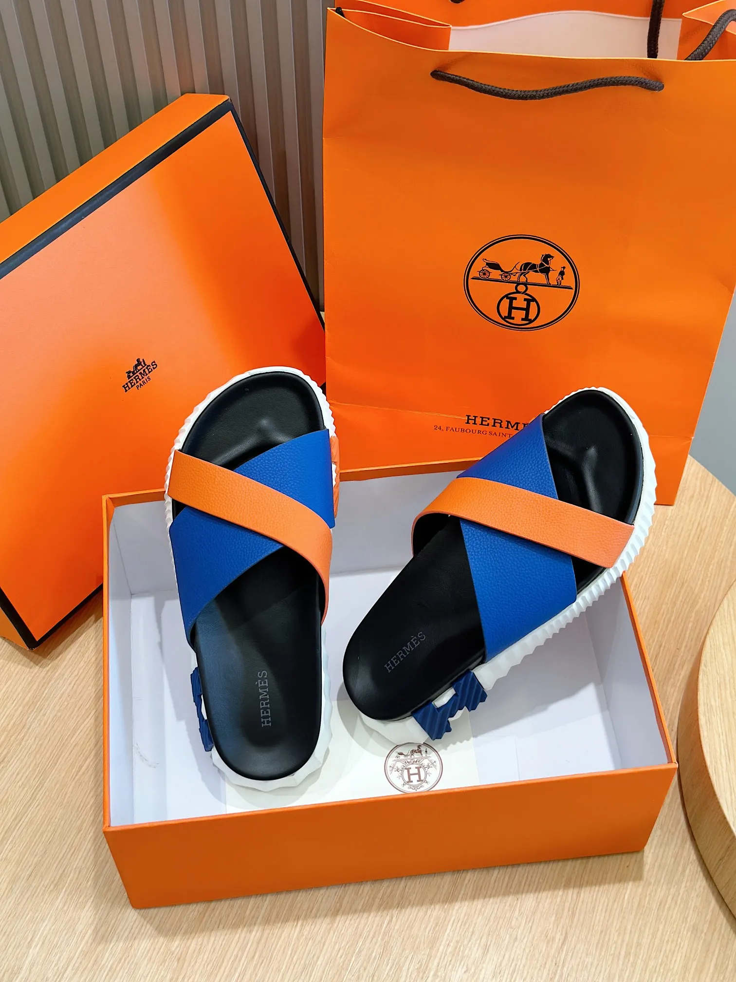 Factory price: 360💰Hermès [HERMÈS] Top Herme*H Home Hermès Men's Sandals and Slippers-Original Reproduction. Purchase the original version and make it one to one. The outsole is privately molded. The color of the outsole corresponding to each color is the same as the original version. Come to those who know the stuff 💪 The ultra-light soles are designed in contrasting colors, and they feel so comfortable on your feet! Calfskin, cowhide feet, private model outsole. Size: 39-44 (customized at 38.45)